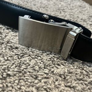 Greg Norman black adjustable belt.